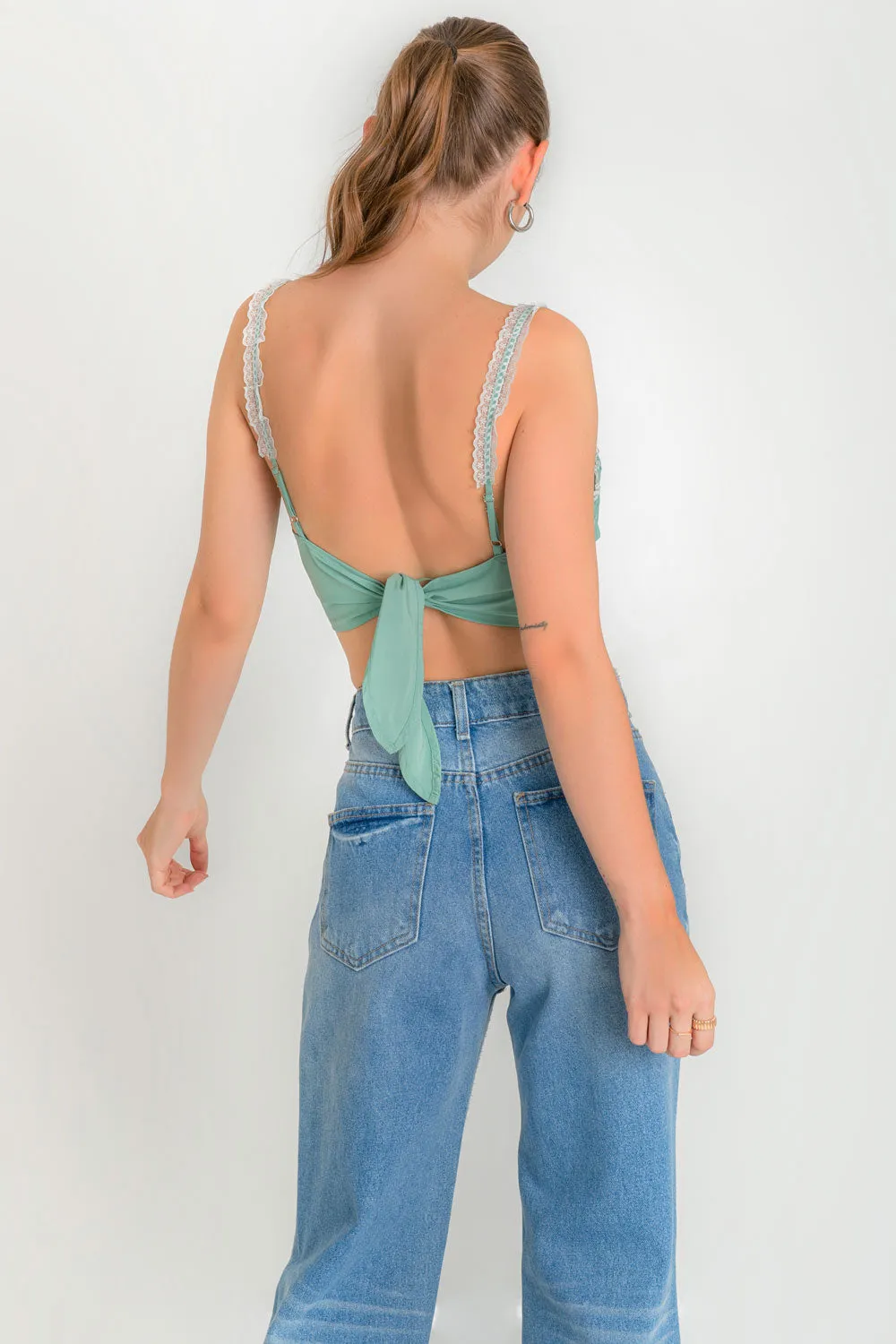 Crop top de tirantes escote con encaje