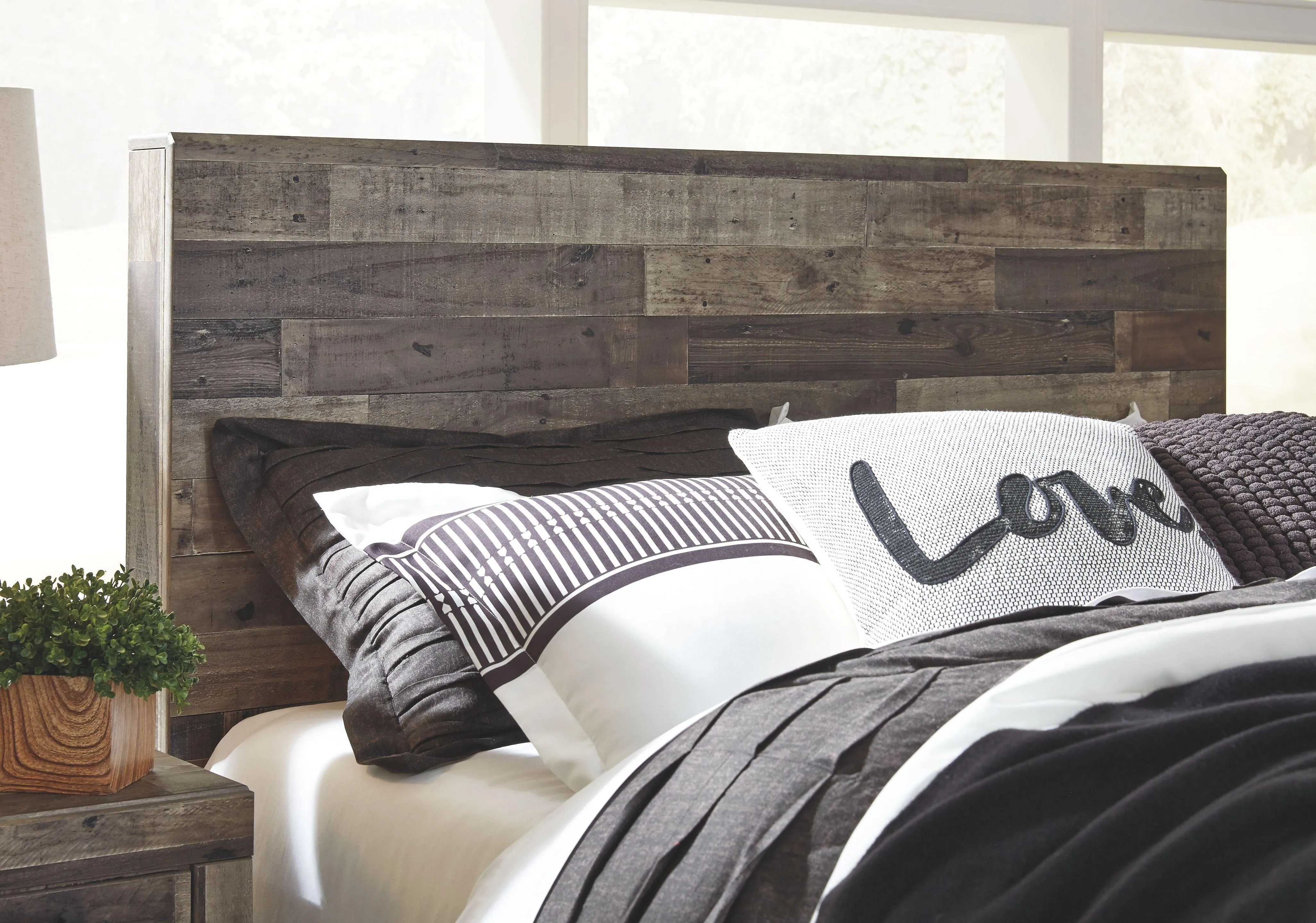 Derekson - Bed