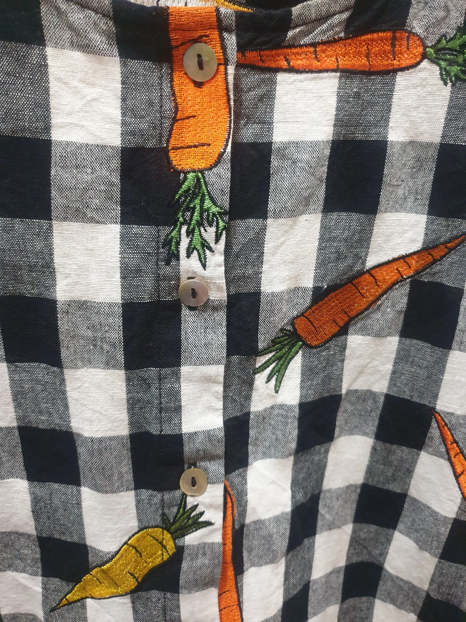 Jericho Road black and white check top with embroidered carrots size 10