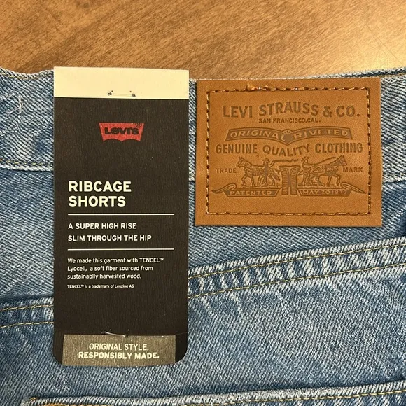 LEVI'S High-Rise Ribcage Shorts Cut-Off Denim Shorts Women 32 (Waist 33) nwt