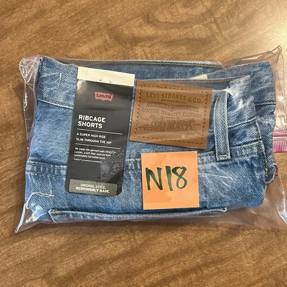 LEVI'S High-Rise Ribcage Shorts Cut-Off Denim Shorts Women 32 (Waist 33) nwt