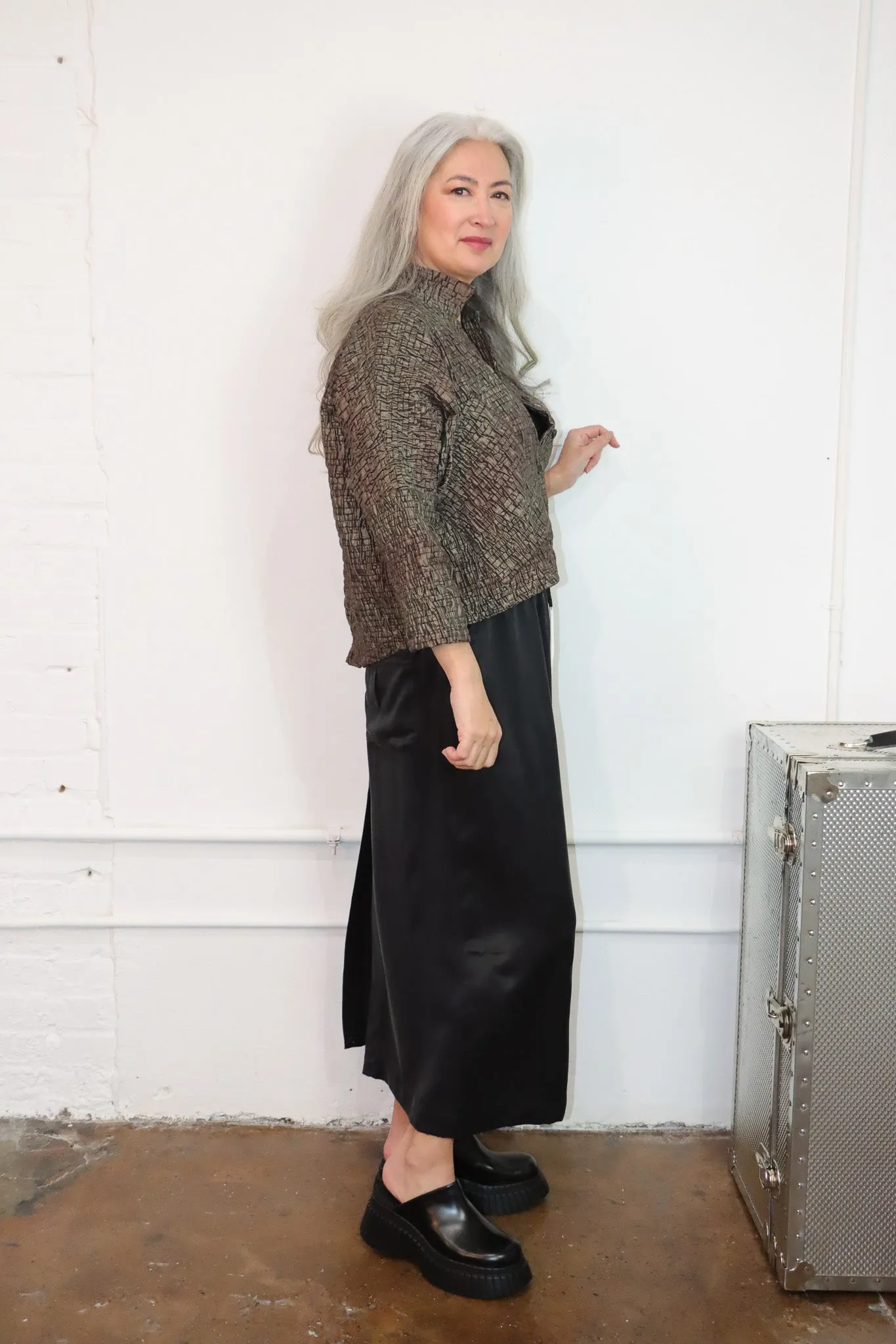 M Square Crop Curve Powder Jacket