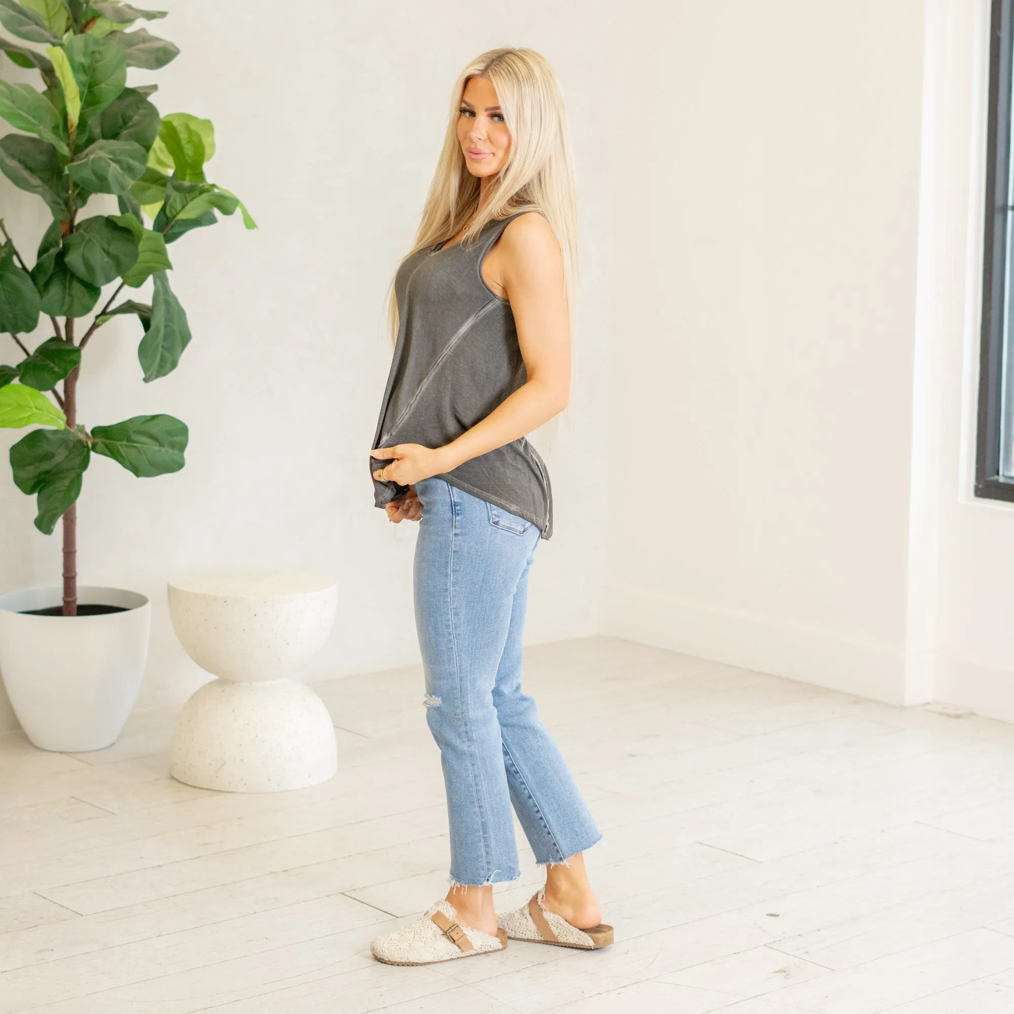 Sleeveless v-neck hi-low hem top