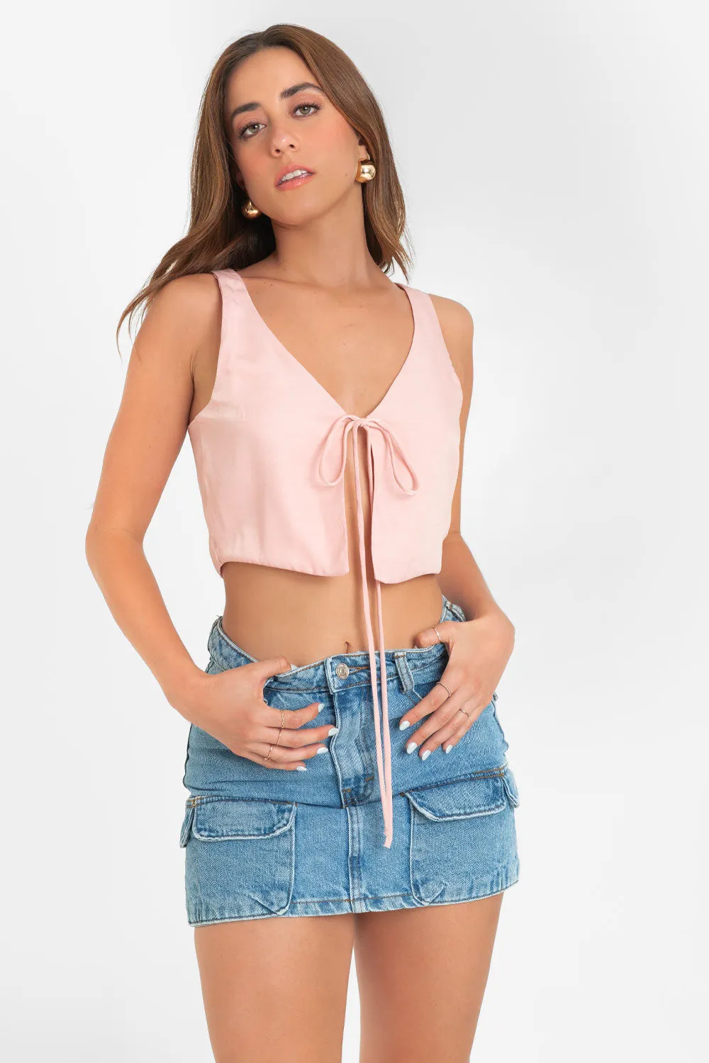 Top corto de fit fluido escote v con lazo