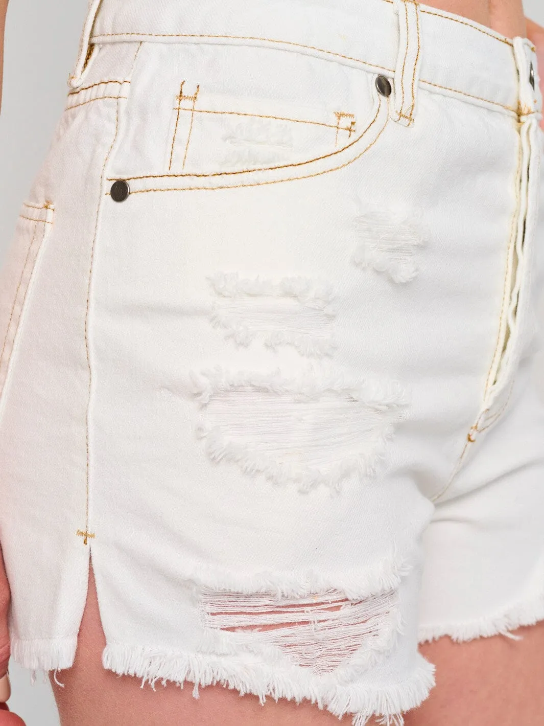 WOMEN'S BUTTON CLOSURE DISTRESS DENIM MINI SHORTS