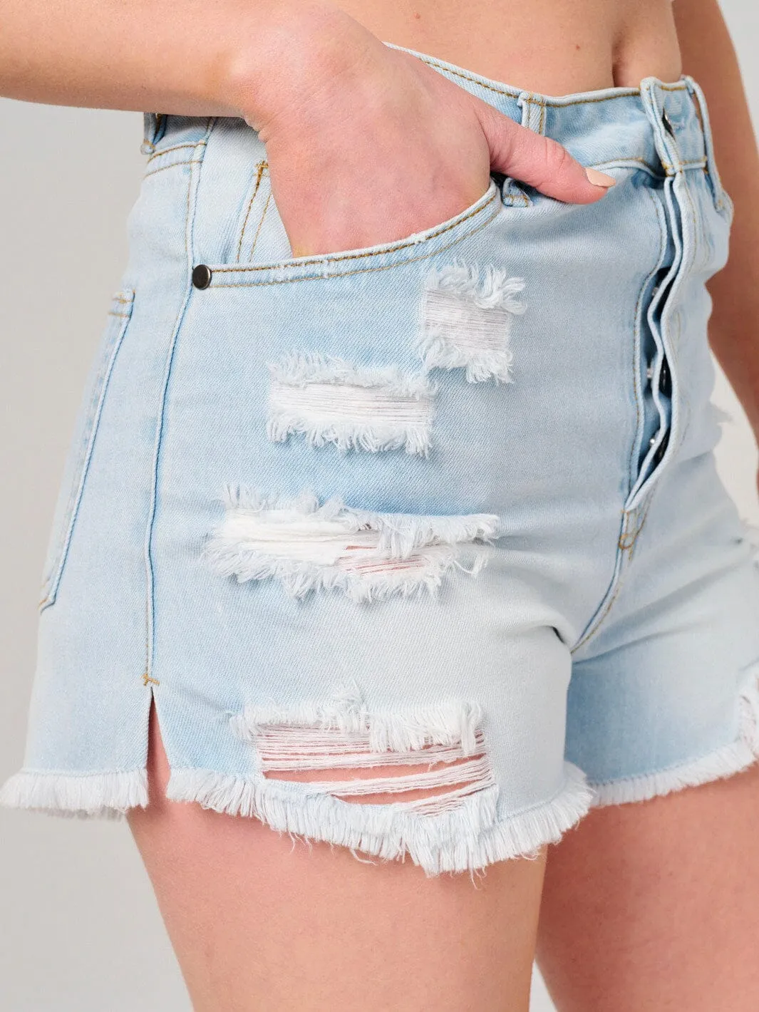 WOMEN'S BUTTON CLOSURE DISTRESS DENIM MINI SHORTS